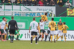 Florian Ballas klärt vor Roberto Hilbert. (Foto: Steffen Kuttner) 