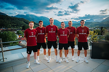 Robert Wagner, Thomas Keller, Vincent Vermeij, Niklas Hauptmann, Lukas Boeder und Nicolai Rapp gemeinsam vor dem Bergpanorama in Windischgarsten.