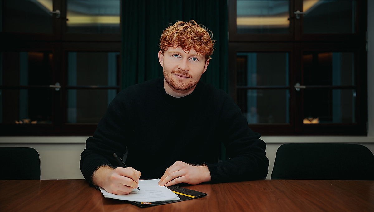 Robert Wagner bei der Vertragsunterschrift.