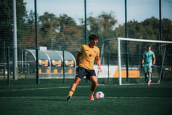 Ein Spieler der U19 von Dynamo Dresden im Heimspiel im Sportpark Ostra.