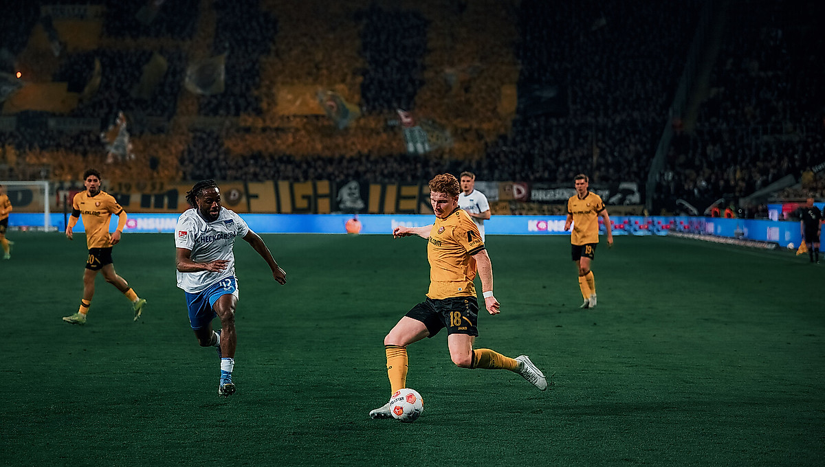 Robert Wagner spielt den Ball.