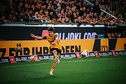 Dynamo Dresdens Patrice Covic flanke den Ball.