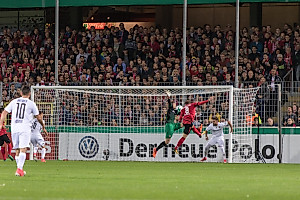 Marvin Schwäbe pariert einen Kopfball von Mike Frantz aus Nahdistanz.