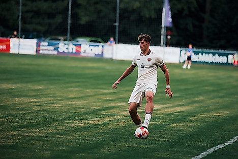 U21-Spieler Artur Willi Herrmann mit dem Ball am Fuß auf dem Rasen.