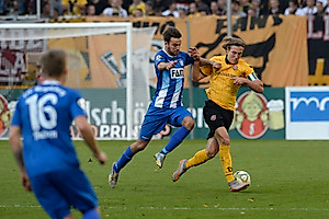 Kapitän Hefele gibt im Zweikampf kurz vor Abpfiff alles - und holt hier einen wichtigen Freistoß raus.