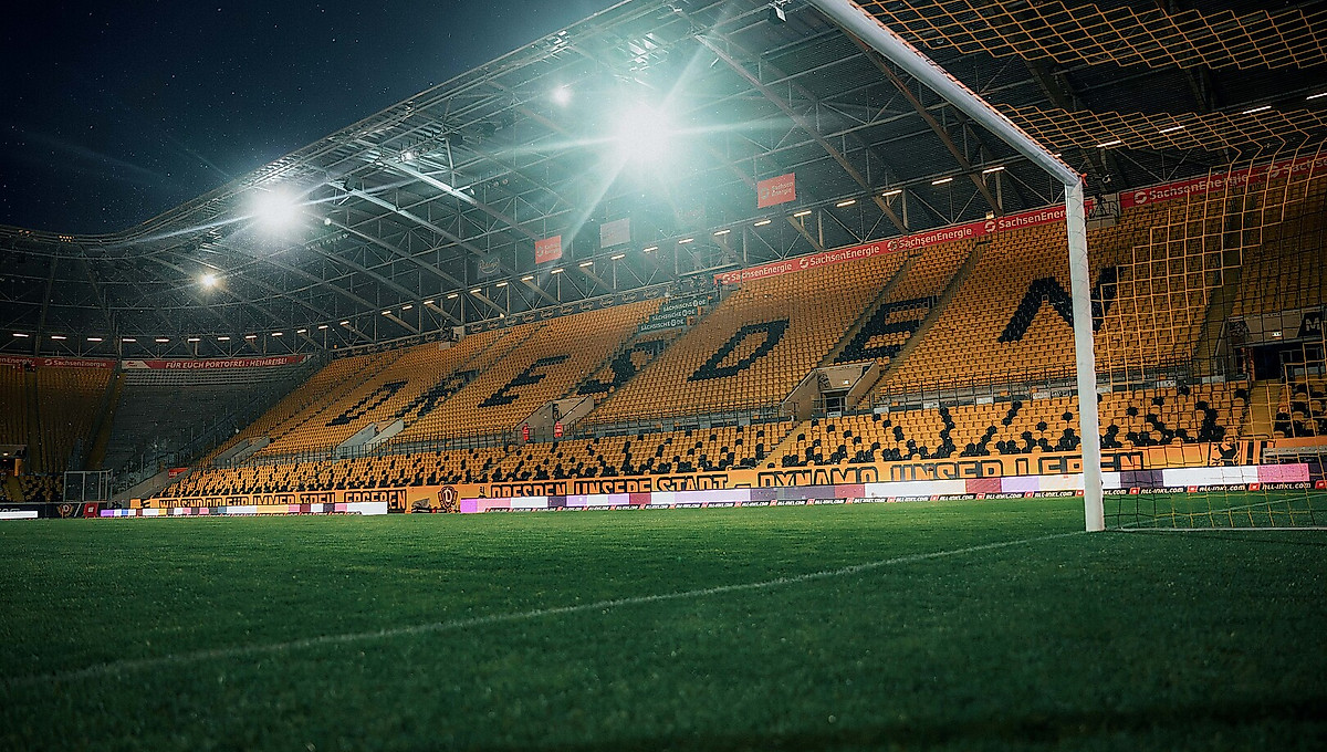 Das leere Rudolf-Harbig-Stadion bei Flutlicht.