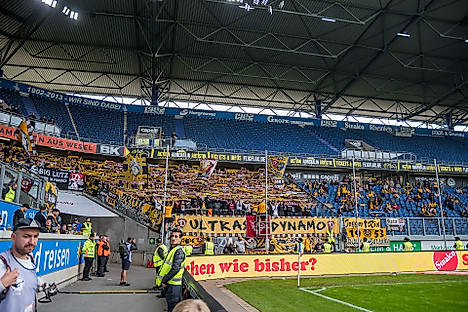 Die Fans der SGD im Gästeblock in Duisburg.