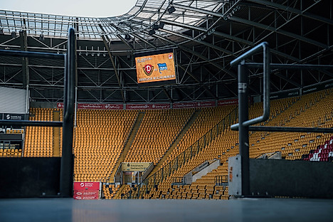 Ein Blick aus dem Zugangsbereich ins Rudolf-Harbig-Stadion.
