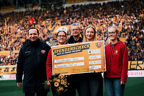 Präsident Ronny Rehn und Vize-Präsident Michael Bürger übergeben drei Vertreterinnen des Moosmutzel-Hof e.V. einen Spendenscheck.