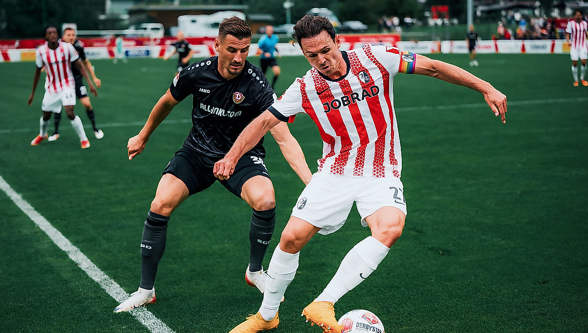 Stefan Kutschke im Zweikampf mit einem Freiburger Spieler.