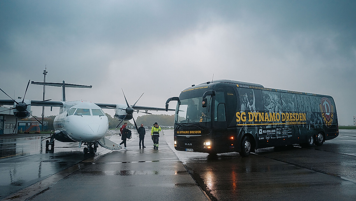 Ein Flugzeug neben dem Mannschaftsbus der SGD.