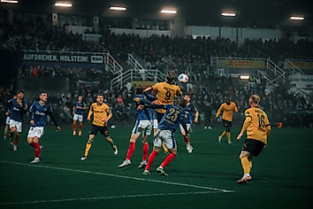 Vincent Vermeij bei einem Kopfballduell mit einem Kieler Gegenspieler