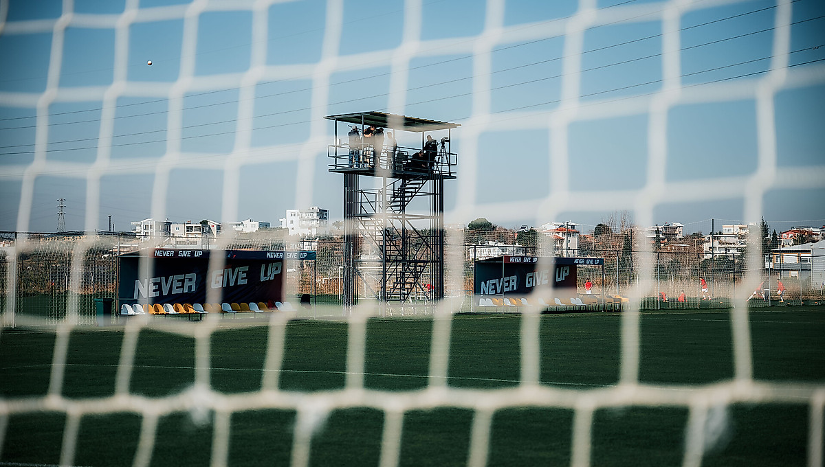 Die Trainerbänke des Never Give Up Football Centers im türkischen Lara.