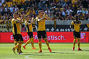 Bereits vor der Partie bedankte sich die Mannschaft bei den Fans für die bedingungslose Unterstützung. (Foto: SGD)
