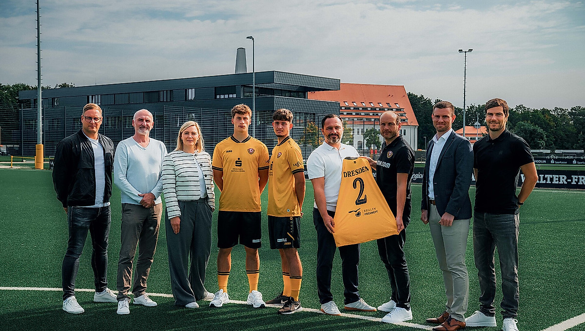 Die neuen Teampartner der U21 präsentieren das Trikot und die Hose der Spieler mit der Sponsorenwerbung.
