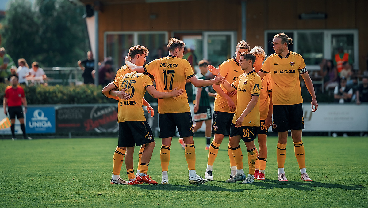 Die Spieler der SG Dynamo Dresden beim Jubel nach einem Tor.