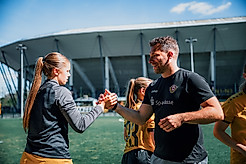 Frauen-Trainer René Müller beim Abklatschen mit einer Spielerin.