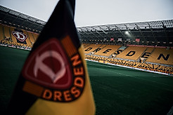 Der Blick von der Eckfahne ins Rudolf-Harbig-Stadion.