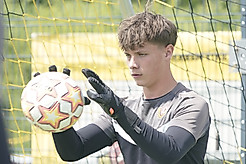 Ein Torwart aus dem Nachwuchs fängt einen Ball mit seinen Handschuhen von der Forma Catch & Keep.