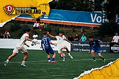 Ein Zweikampf zwischen einem Spieler von Dynamo Dresden U21 und dem Bischofswerdaer FV.