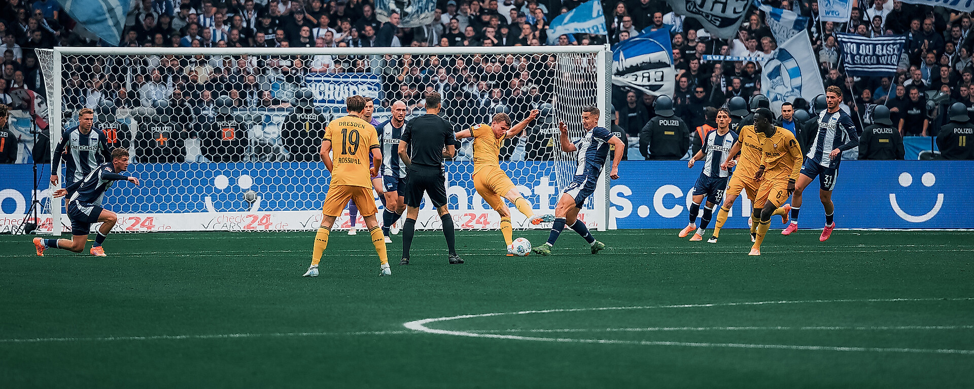 Christoph Daferner wird von Paul Seguin am Torabschluss gehindert.