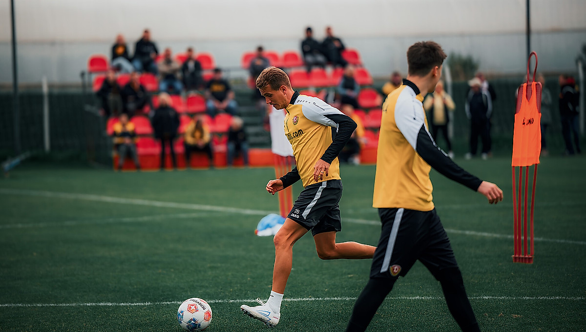 Lukas Boeder spielt einen Pass in der Trainingseinheit.