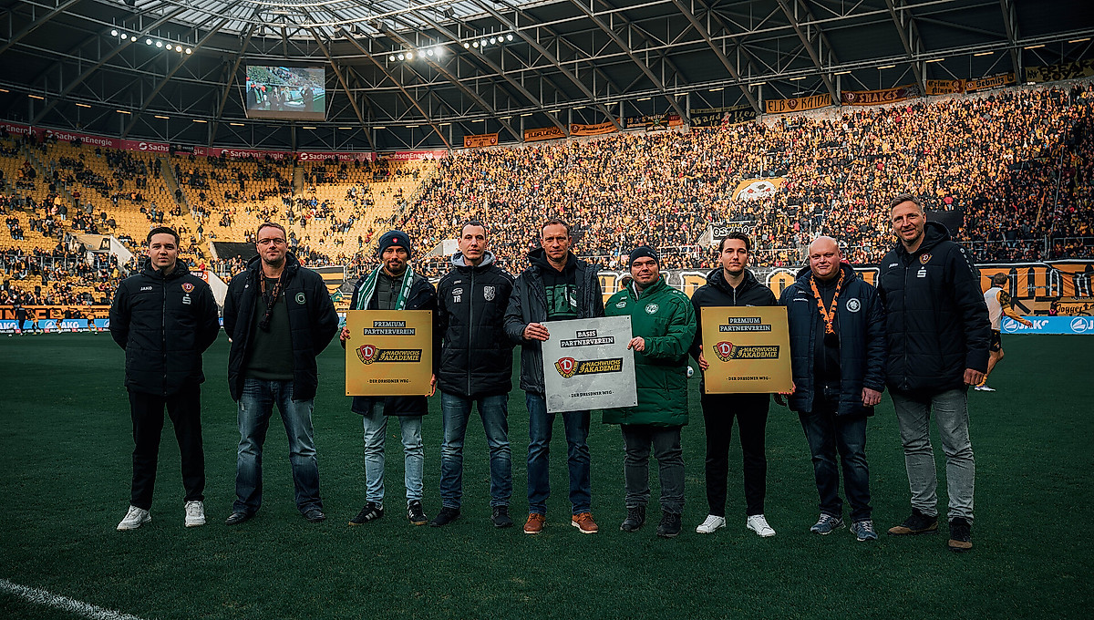 William-Paul Boden, Koordinator Grundlagenbereich und Marco Hartmann, Leiter der Nachwuchs Akademie bei der Übergabe der Ehrungen an die Vereine des DRESDNER Wegs auf dem Rasen des Rudolf-Harbig-Stadions.