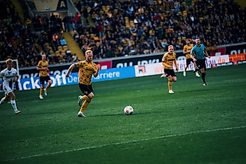 Nils Fröling im LOVE DYNAMO - HATE RACISM-Sondertrikot gegen Paderborn.