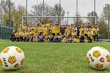 Eine Gruppe Kinder in einem Fußballtor