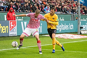 Linus Wahlqvist bedrängt Simon Terodde