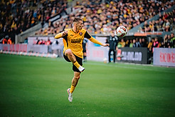 Tobias Raschl ist für Dynamo Dresden am Ball.