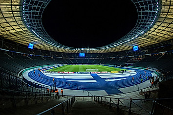 Das Olympiastadion in Berlin bei Nacht.