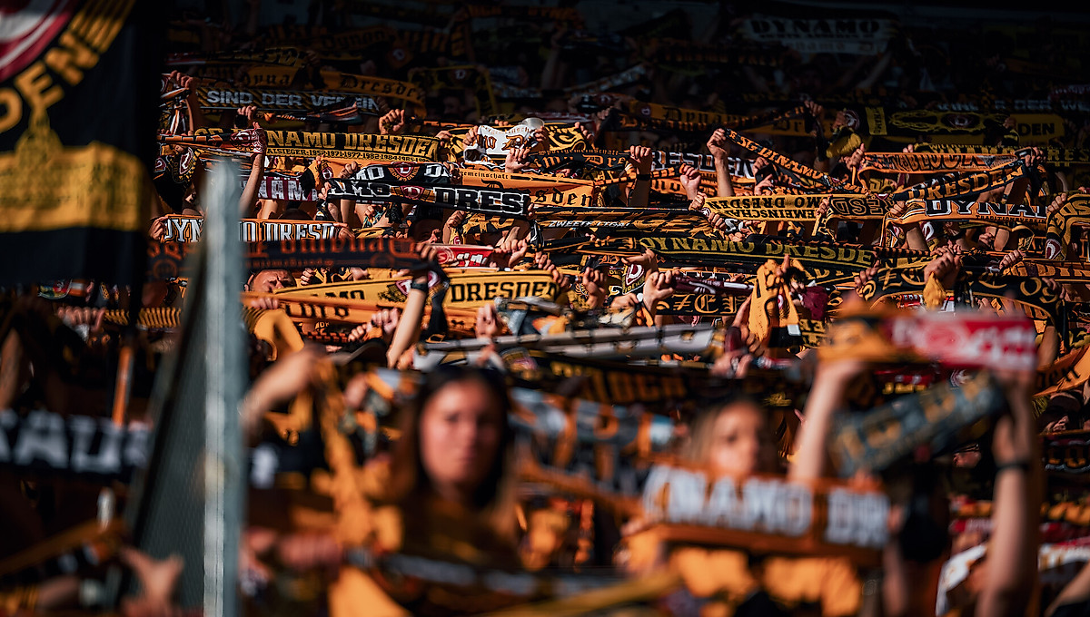 Eine Schalparade im K-Block zum Heimspiel gegen Mainz 05.