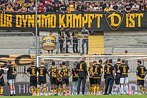 Emotionaler Abschied: Die Mannschaft und Fans verabschieden Marco Hartmann emotional und sagen "Danke, Harti.". | Foto: Dennis Hetzschold