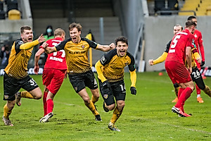 Grenzenloser Jubel in Schwarz-Gelb über Hosiners zweiten Tagestreffer, der letztlich den Sieg bedeuten wird.  Foto: Dennis Hetzschold