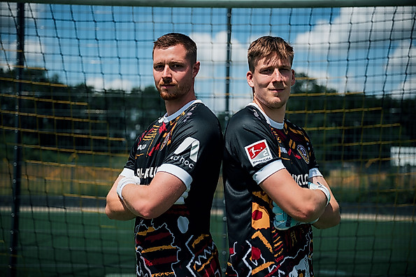 Lennart Grill & Elias Bethke in Dynamos Torwart-Trikot für die Saison 2026/27
