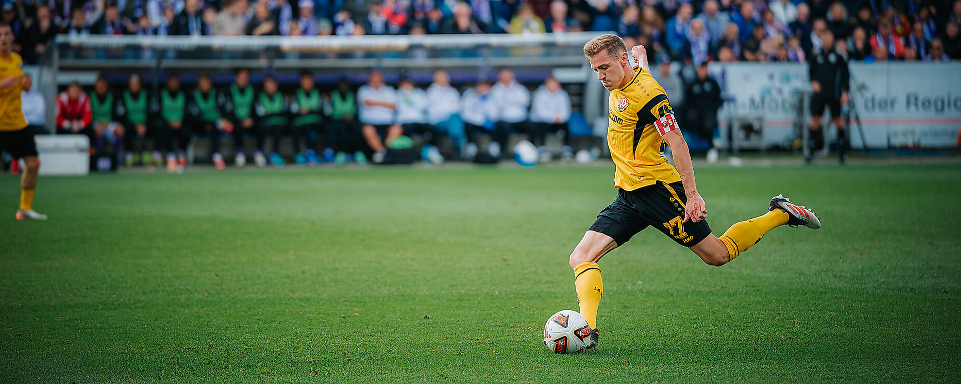 Niklas Hauptmann am Ball für Dynamo Dresden