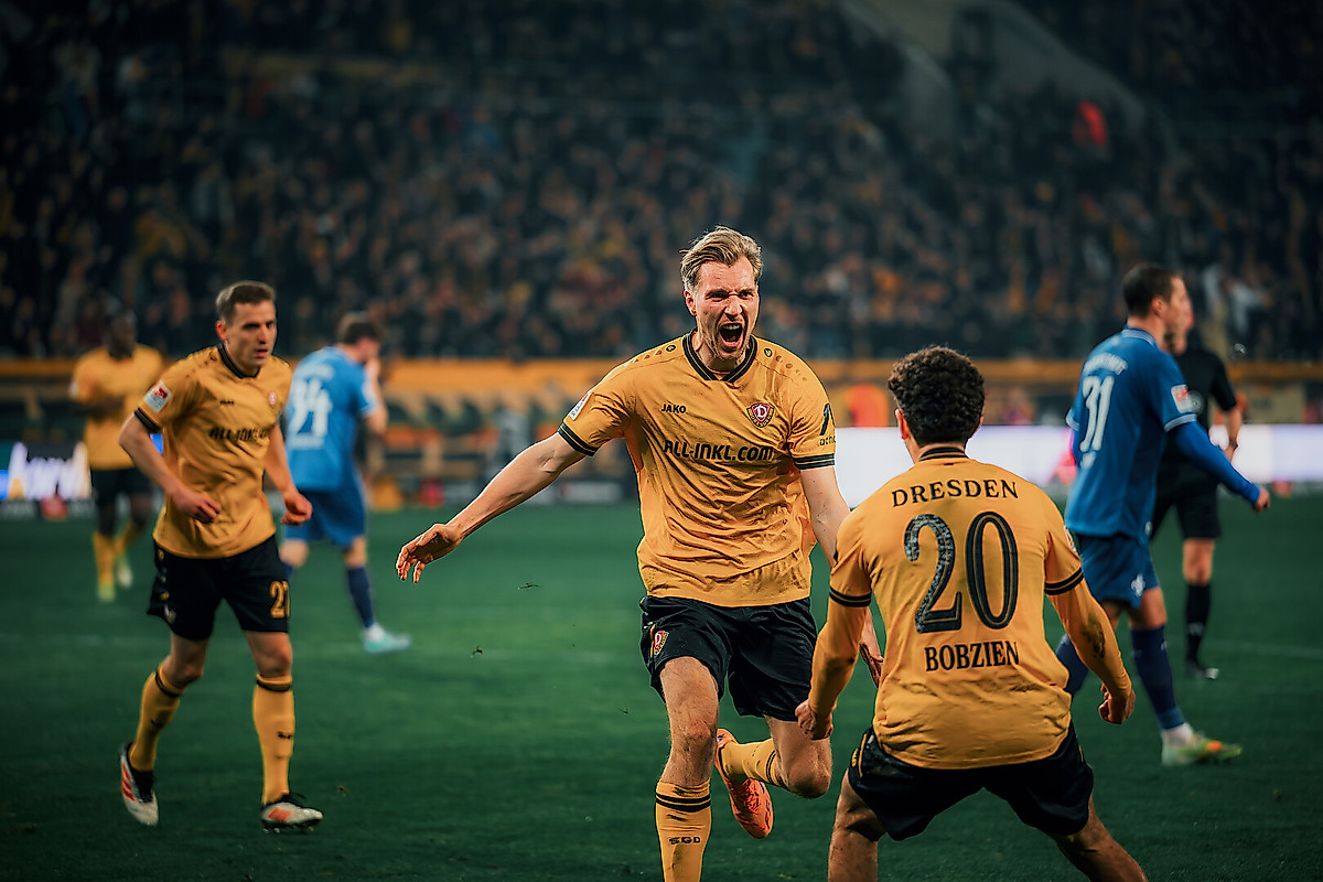 Vincent Vermeij und Ben Bobzien beim Torjubel für Dynamo Dresden