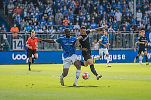 Vlachodimos verletzt sich am Knie und muss kurz darauf ausgewechselt werden. | Foto: Dennis Hetzschold