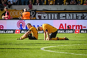 Nach Schlusspfiff sind die Spieler der SGD am Boden.