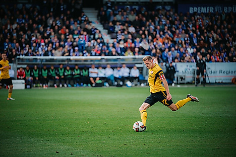 Niklas Hauptmann am Ball für Dynamo Dresden