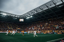 Spieler auf dem Rasen des Rudolf-Harbig-Stadions bei der Partie Dynamo Dresden gegen Preußen Münster