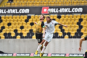 Auf dem Rasen wird sich nichts geschenkt: Daferner im Luftkampf mit Paulsen. | Foto: Dennis Hetzschold
