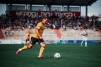 Dynamos Rechtsverteidiger Konrad Faber im Spiel als er eine Flanke schlägt.