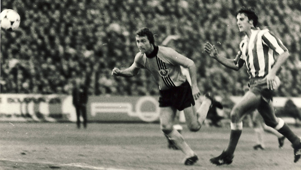 Historisches Bild von Gerd Weber im Spiel gegen Atletico Madrid.