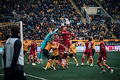 Ein Eckball im Spiel Dynamo Dresden gegen Arminia Bielefeld