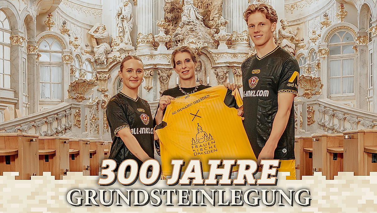 Drei Personen präsentieren in einer Kirche ein Fußballtrikot - darunter der Text 300 Jahre Grundsteinlegung