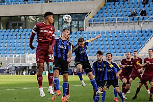 Königsdörffer steigt im Luftduell am höchsten. | Foto: Steffen Kuttner