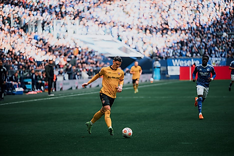 Thomas Keller am Ball gegen Schalke 04