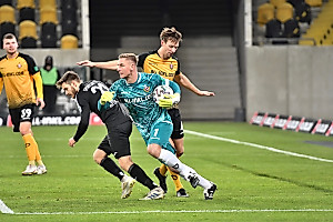 SGD-Keeper Kevin Broll ist in der Anfangsphase der gewohnt starke Rückhalt. | Foto: Dennis Hetzschold